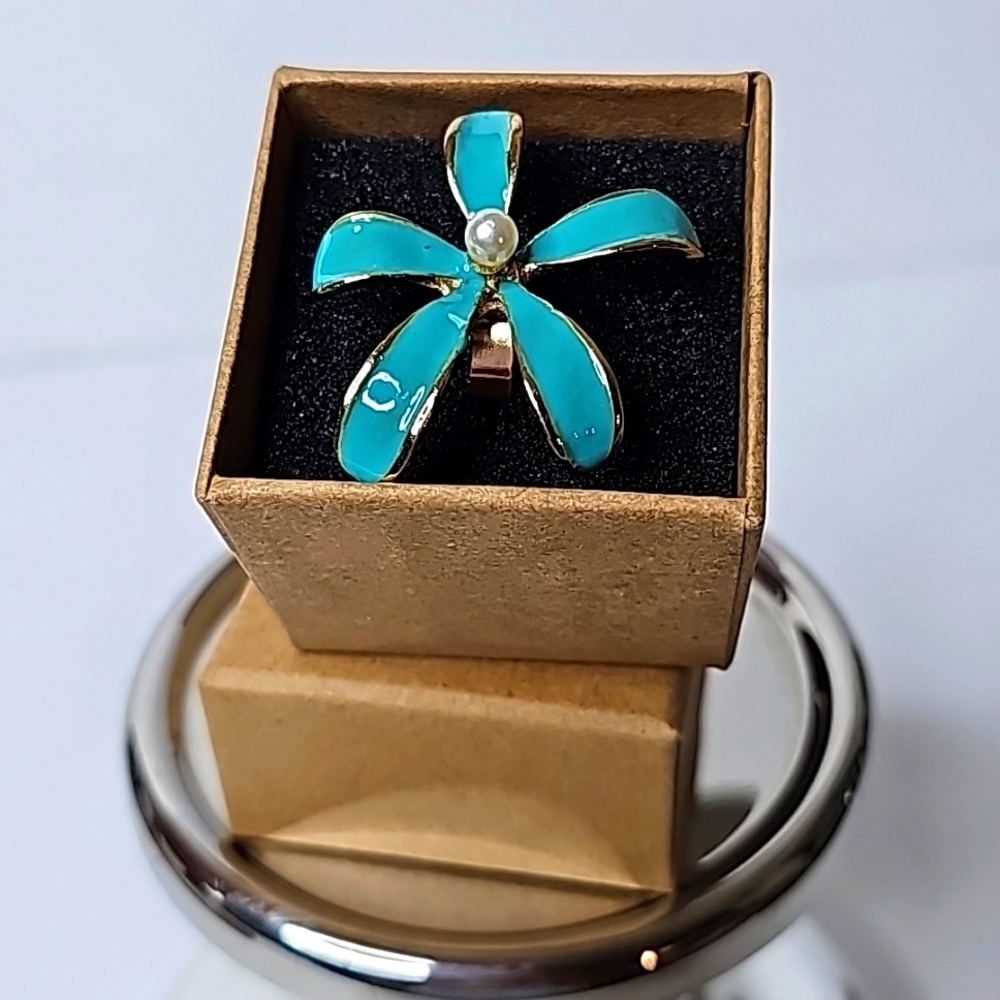 💥Flowered Custom Turquoise Ring Ctr. Pearl & Gold Adj. Band. Size: OS. NWOT.